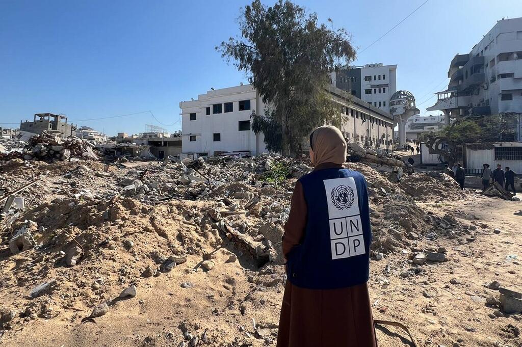 Сотрудница Программы развития ООН у разрушенной больницы в Газе.